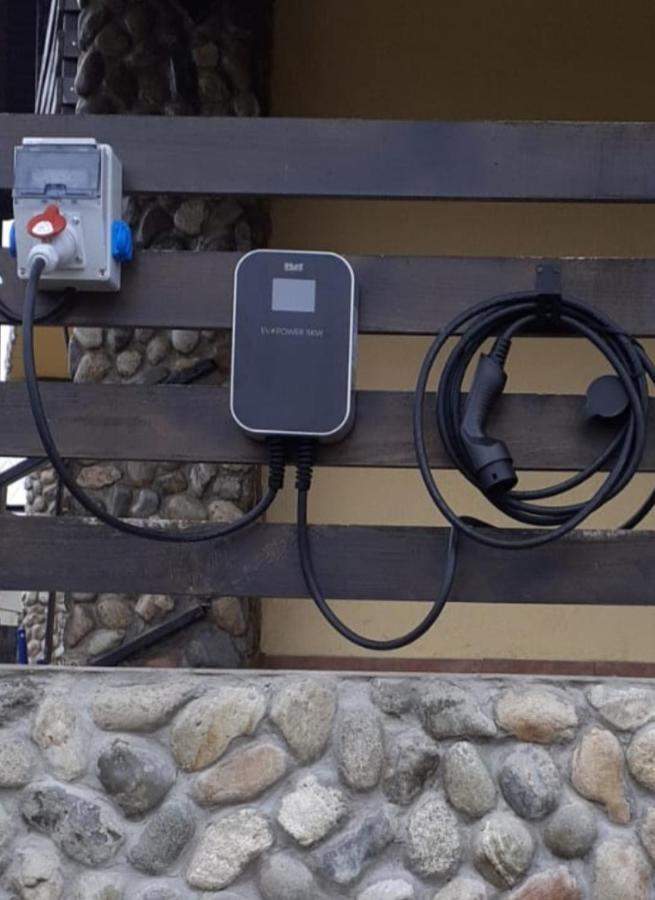 Pensiunea Gradinarilor cu ciubăr și stație de încărcare electrică auto Comanesti  Exterior foto