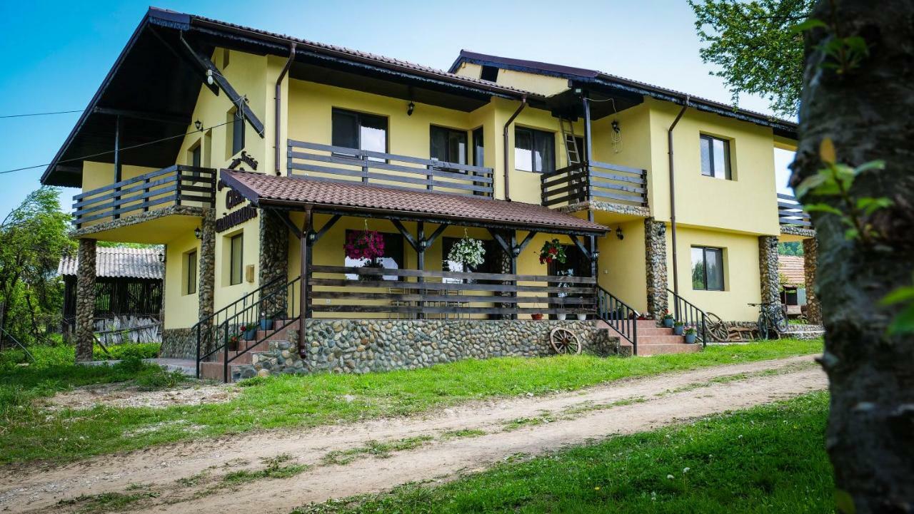 Pensiunea Gradinarilor cu ciubăr și stație de încărcare electrică auto Comanesti  Exterior foto